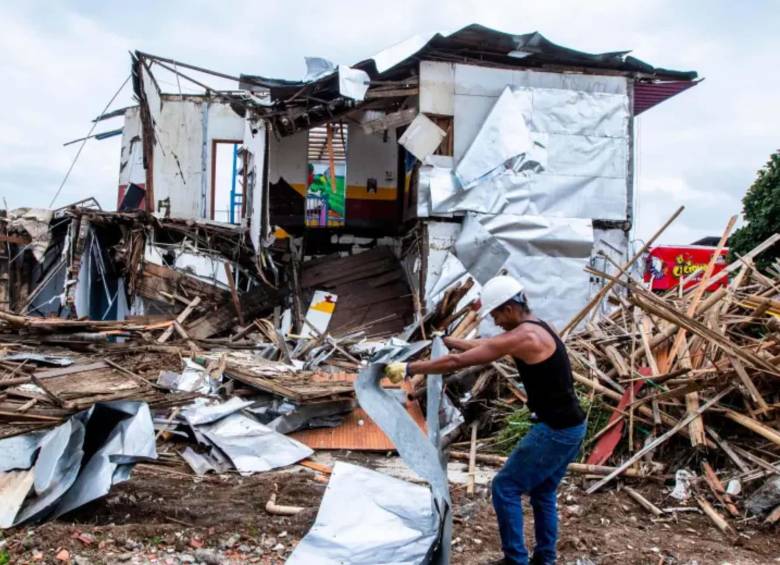En los alrededores del parque principal de Quimbaya, Quindío, avanza el proceso de demolición de edificaciones. FOTO JULIO CÉSAR HERRERA