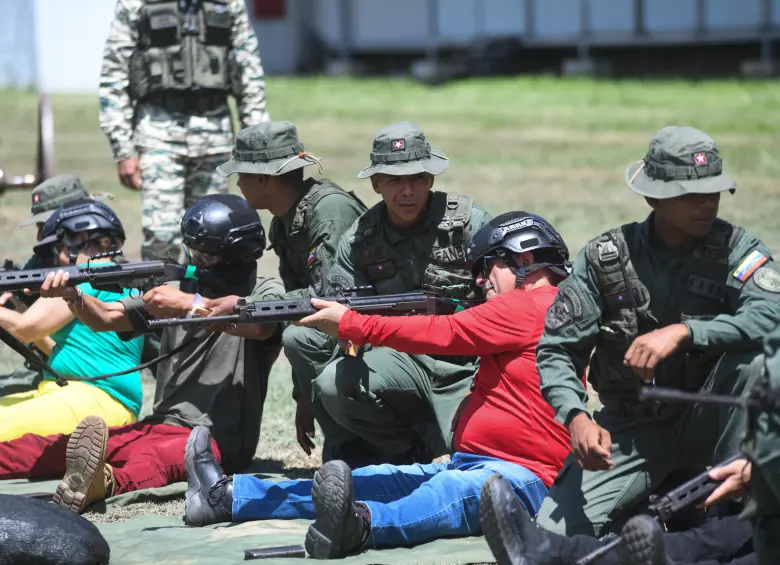 Integrantes de la Milicia Nacional Bolivariana participan en una jornada de adiestramiento en el Fuerte Tiuna, en Caracas, Venezuela. Nicolás Maduro convocó una masiva jornada de adiestramiento en 312 cuarteles y unidades militares en todo el país. FOTO: Xinhua