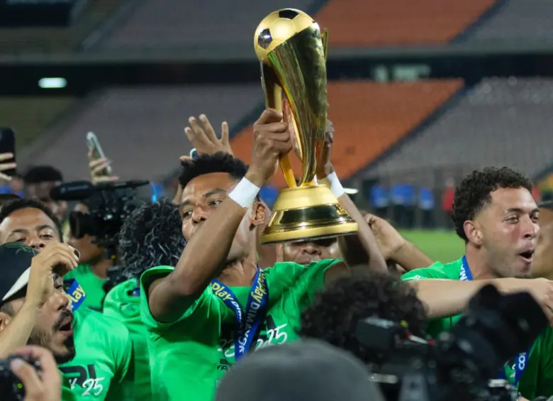 William Tesillo levantando la copa tras la victoria ante el DIM en la final en el Atanasio. FOTO: Camilo Suárez 