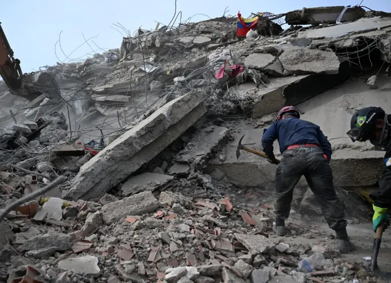 Los rescatistas buscan cuerpos entre los escombros en Caraballeda, estado de La Guaira, tras los terremotos del 24 de junio. Naciones Unidas hizo un llamado urgente para recaudar cerca de 300 millones de dólares destinados a las operaciones de ayuda humanitaria en Venezuela. FOTO: AFP.