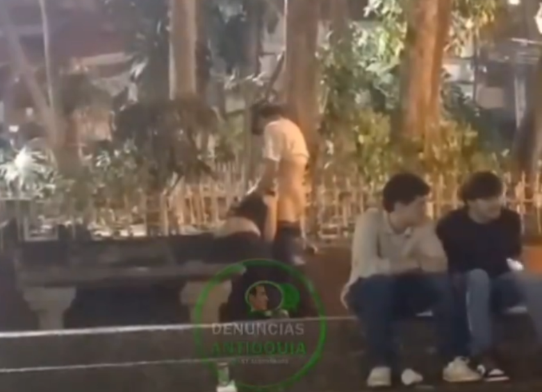 La mujer que participó del acto no recibió ningún comparendo. FOTO: CAPTURA DE VIDEO DENUNCIAS ANTIOQUIA