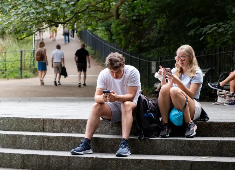 La idea de este grupo es que dejemos el celular al salir a la calle y se puedan disfrutar de otras cosas, no estar siempre pegados a la pantalla. FOTO Getty