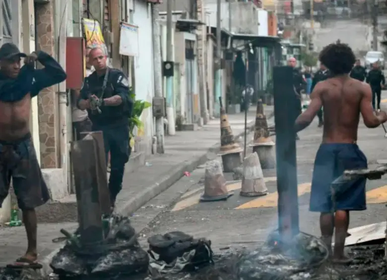 El martes se registraron escenas de guerra en las favelas de Río en medio del enfrentamiento entre las fuerzas del orden y presuntos criminales relacionados con la organización Comando Vermelho. FOTO: AFP