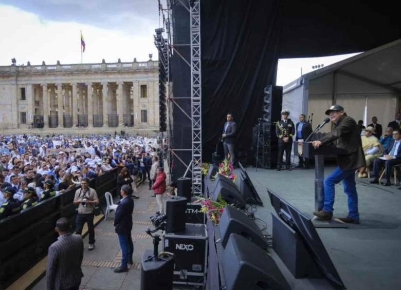 El presidente Gustavo Petro hablando en una tarima en la Plaza de Bolívar, que sería utilizada al día siguiente para el cierre de campaña del Pacto Histórico. Foto: Presidencia.