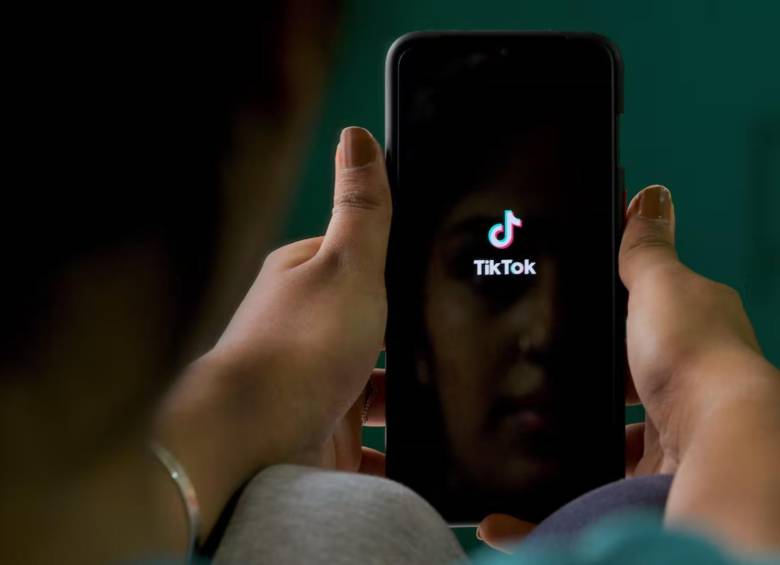 Imagen de referencia de una mujer utilizando la red social TikTok. FOTO: AFP