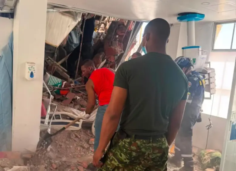 Las autoridades en medio del rescate de los pacientes atrapados. FOTO: Gobernación del Valle