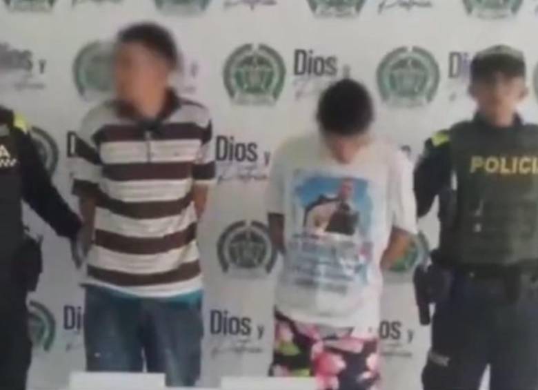 Todo ocurrió en el barrio Bellavista de la localidad de Kennedy, cuando por medio de una cámara de seguridad en el lugar, muestra en primera instancia a un hombre con una camiseta de rayas para con una bicicleta, una cuadra antes del objetivo. FOTO: CAPTURA VIDEO POLICÍA BOGOTÁ