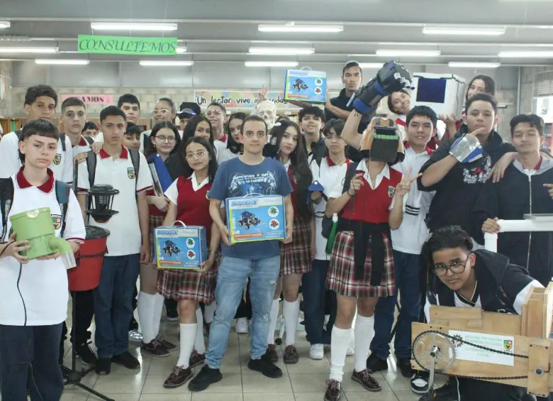 Los estudiantes que han participado en los diferentes proyectos de investigación, liderados por el docente Alexánder Echeverri. FOTO Cortesía.