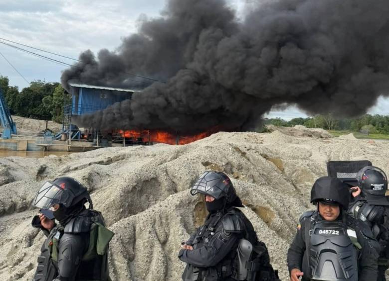 Maquinaria usada para minería ilegal fue incendiada durante la operación Aquiles en El Bagre, Antioquia. Foto: Abelardo de la Espriella