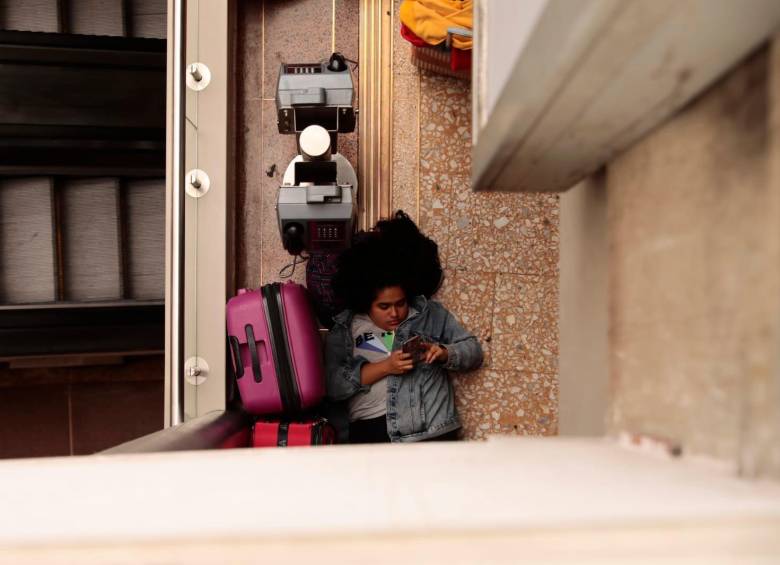 Los viajeros varados se agolpaban en las escaleras y pasillos del aeropuerto luego de pasar la noche en vela buscando salir de Rionegro. FOTO: CARLOS VELÁSQUEZ
