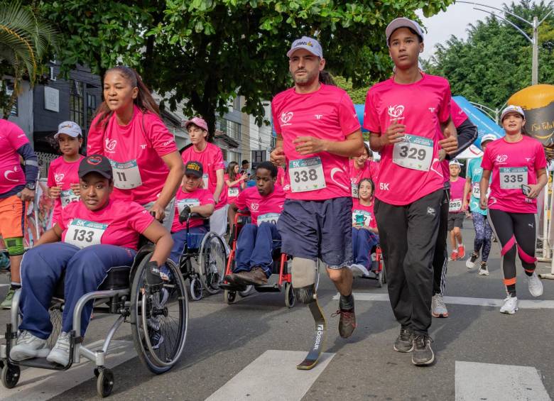 Algunos de los miles de participantes de la carrera Corre por Amor en Medellín, demostrando que las discapacidades no son impedimento para hacer deporte. FOTO: CORRE POR AMOR