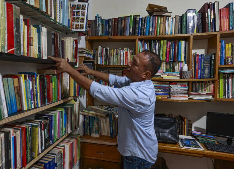Mauricio Tangarife, impulsor del Corredor Blue, en su biblioteca en La Huerta. Foto: Manuel Saldarriaga Quintero