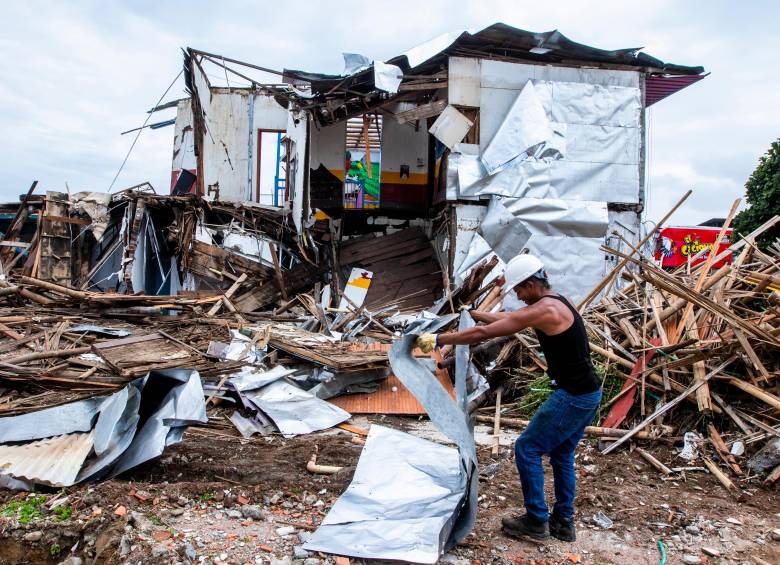 En los alrededores del parque principal de Quimbaya, Quindío, avanza el proceso de demolición de edificaciones. FOTO julio césar herrera