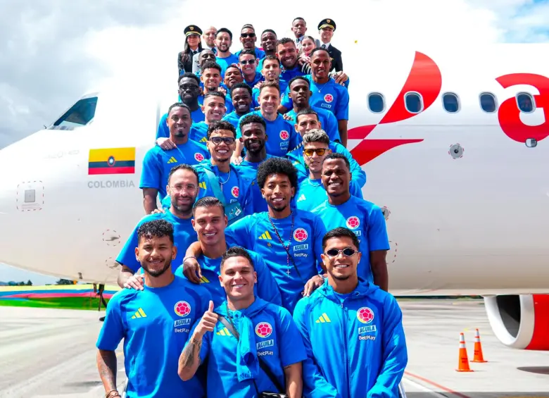 Los futbolistas de la Selección Colombia posan antes de ingresar al avión de Avianca que los llevará a San Diego, California. Foto: tomada del x de @FCFSeleccionColombia
