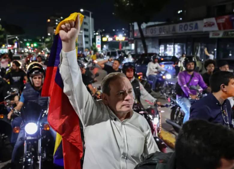 En el día en que le llegó su libertad, Guanipa en caravana exigió la libertad de todos los presos políticos. Horas después fue recapturado por el régimen. FOTO AFP