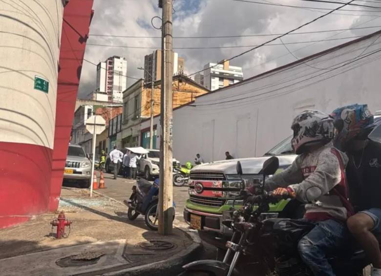 Los hombres armados habrían interceptado en ese lugar a la persona que tenía el dinero que tras hurtárselo se dieron a la huida. FOTO: CORTESÍA