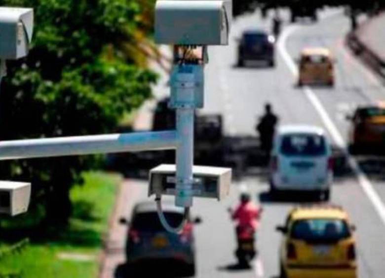 Una de las cámaras de fotodetección que hay diseminadas en la ciudad. FOTO: EL COLOMBIANO