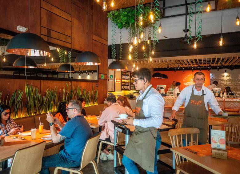 El sector de restaurantes y hoteles en Medellín y su Área Metropolitana concentra a más de 151.000 trabajadores, en su mayoría jóvenes entre 22 y 35 años. FOTO camilo suárez