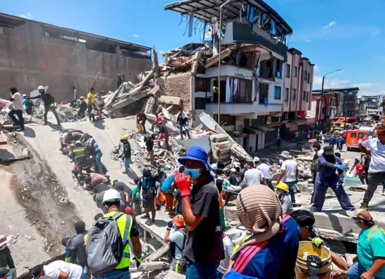 Los voluntarios han sido clave para sacar gente de los escombros. Foto: Manuel Saldarriaga.