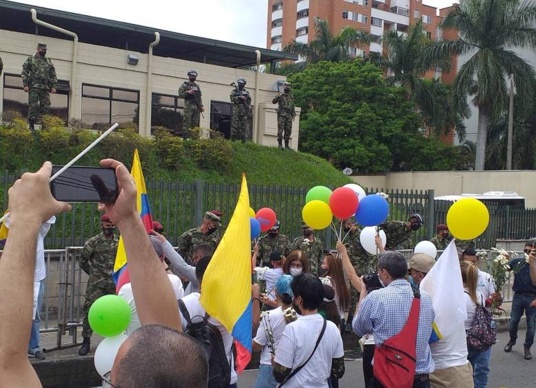 Marchantes en Medellín apoyando a los militares afuera de la Cuarta Brigada. FOTO: Twitter @estendencia_