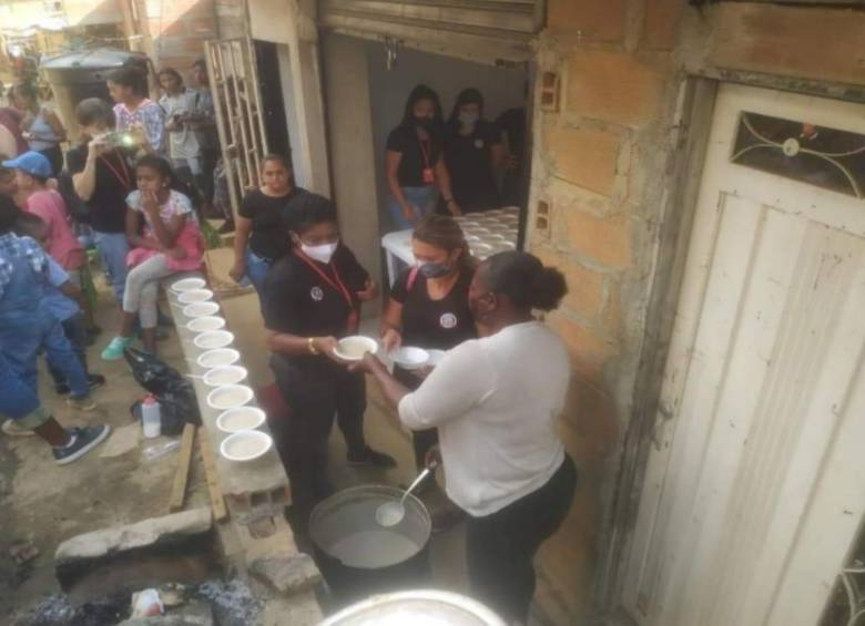 Una de las entregas de almuerzos que hacía el comedor de la Fundación Humanos Somos. FOTO: Cortesía