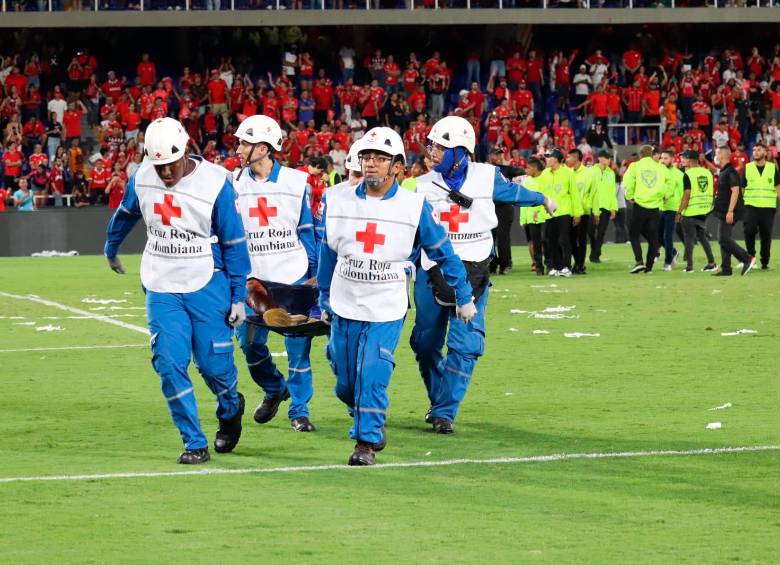 Varios de los heridos fueron atendidos por el personal de la Cruz Roja en el estadio Pascual Guerrero. FOTO: Colprensa