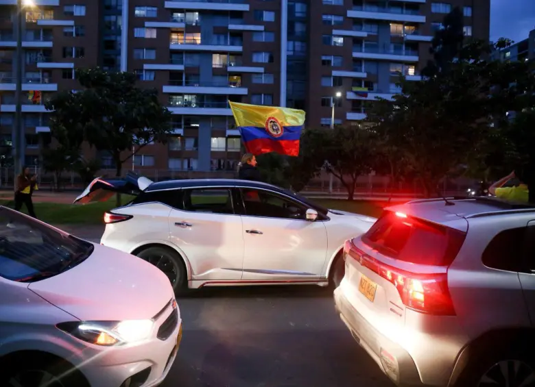 Desde los carros, los antioqueños salieron a celebrar la victoria de Abelardo de la Espriella. Foto: Camilo Suárez