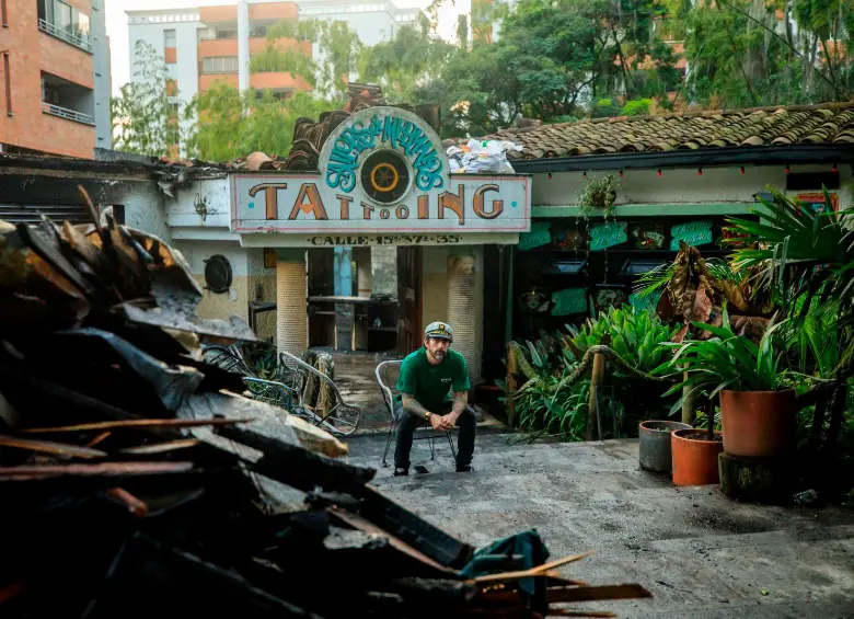 Félix Barrientos estudió diseño industrial en la Universidad Pontificia Bolivariana. La misma universidad en la que hoy es profesor en los cursos de iniciación al tatuaje. FOTO: Camilo Suárez