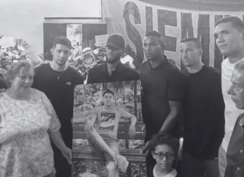 Los jugadores en el velorio de Camilo Andrés. FOTO: Cortesía 