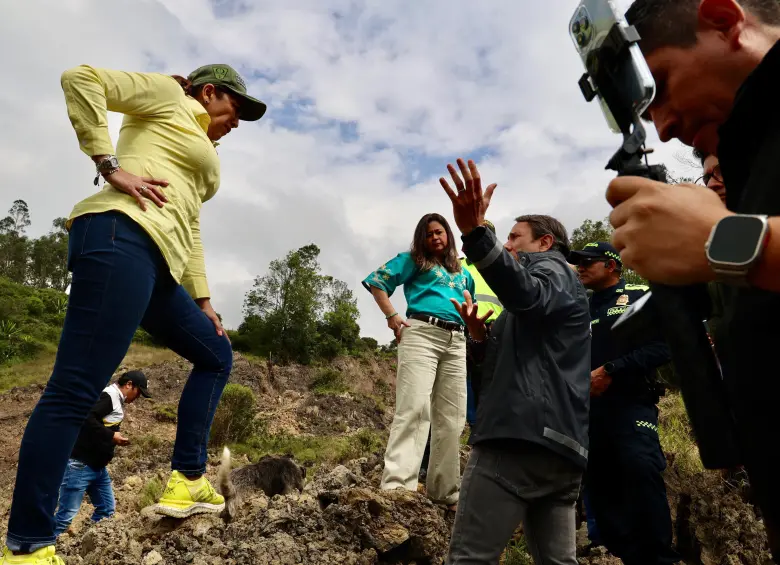 La ministra de Transporte, María Fernanda Rojas, visitó la vía al Llano, en la zona afectada por el invierno. FOTO: Cortesía MinTransporte.