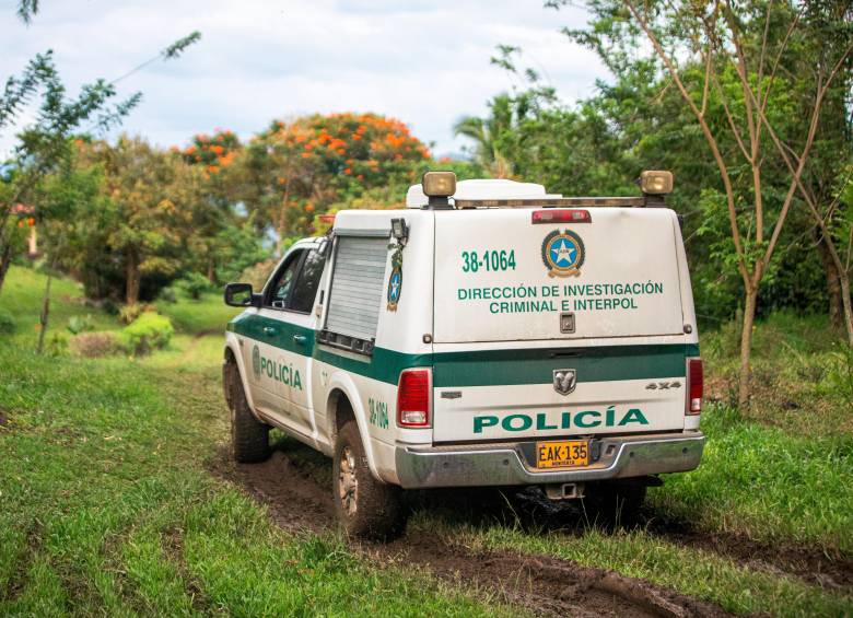 Los agentes de la Sijín de la Policía Metropolitana realizaron la inspección al cuerpo del hombre decapitado y apuñalado con sevicia en el Cerro Quitasol, de Bello. FOTO: ARCHIVO