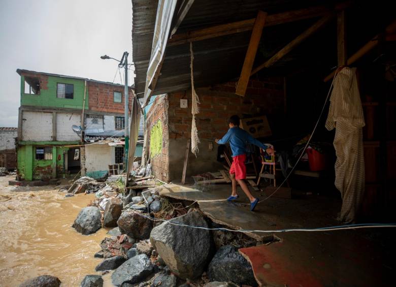 En el sector El Pesebre, la fuerza de La Iguaná provocó daños en tres casas; dos de ellas resultaron con fallas estructurales. FOTO camilo suárez 