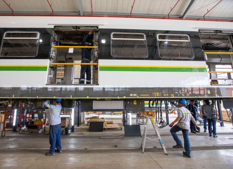 Entre cinco y 10 personas se encargan de cada proceso de la modernización de los 42 trenes del sistema.
