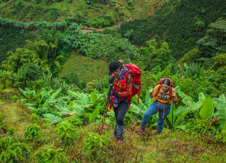 Milena Mecias (Mochila naranja) y María Montoya (Mochila roja). Foto: Cristina Rodriguez. 