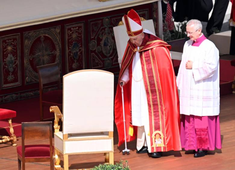 El papa pudo presidir la misa del Domingo de Ramos en el Vaticano pese a su estado de salud. FOTO: EFE