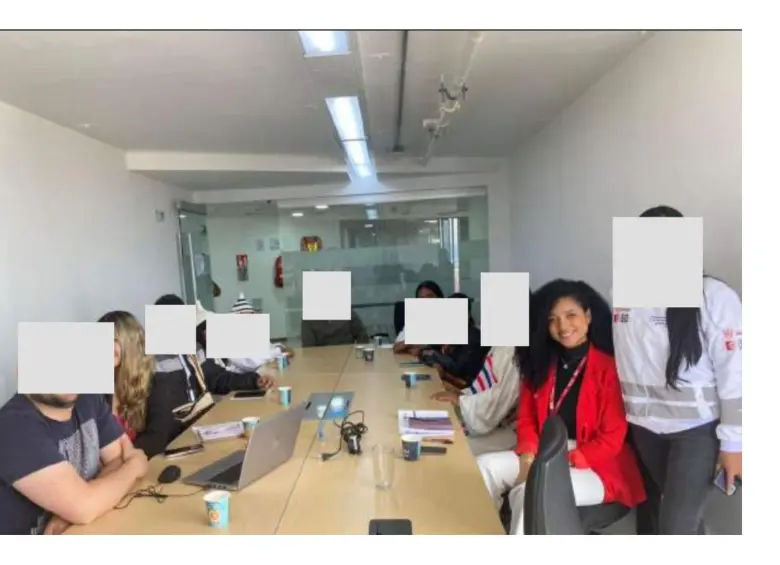 Una de las fotos adjuntas sobre reuniones en edificios del Estado.