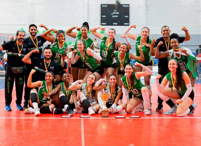 Estos son los equipos de Antioquia, campeones nacionales en suelo vallecaucano. Las últimas en celebrar fueron las mujeres. FOTO cortesía Liga