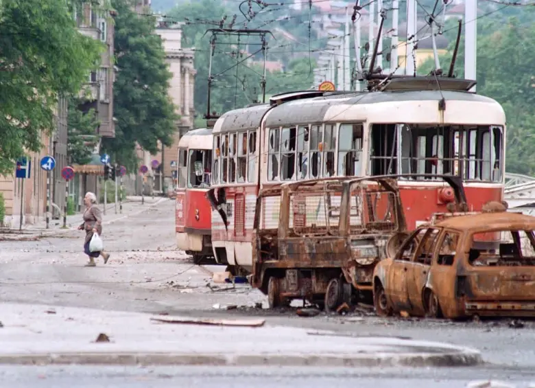 Durante el asedio de Sarajevo, entre 1992 y 1995, miles de civiles quedaron atrapados bajo el fuego de francotiradores apostados en las colinas. FOTO: AFP. 