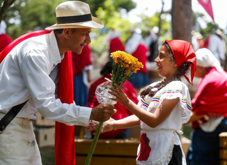 Los silleteros se encontraron en el Parque Arví para el tradicional trueque en el que reciben flores de las empresas que hacen parte de Asocolflores. FOTO Manuel Saldarriaga