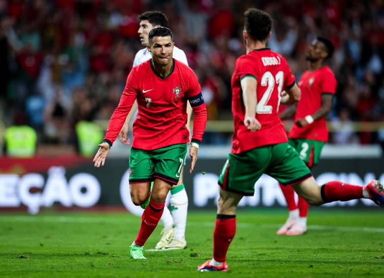 Cristiano sigue marcando goles con su Selección. Ante Irlanda fue un dolor de cabeza para los defensores rivales. FOTO X-RONALDO