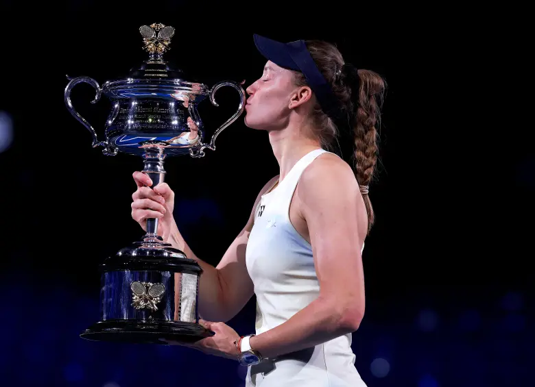 Elena Rybakina besando el trofeo que la acredita como campeona del Abierto de Australia, tras vencer a la favorita Aryna Sabalenka y confirmarse nuevamente en la élite del tenis mundial. FOTO GETTY 
