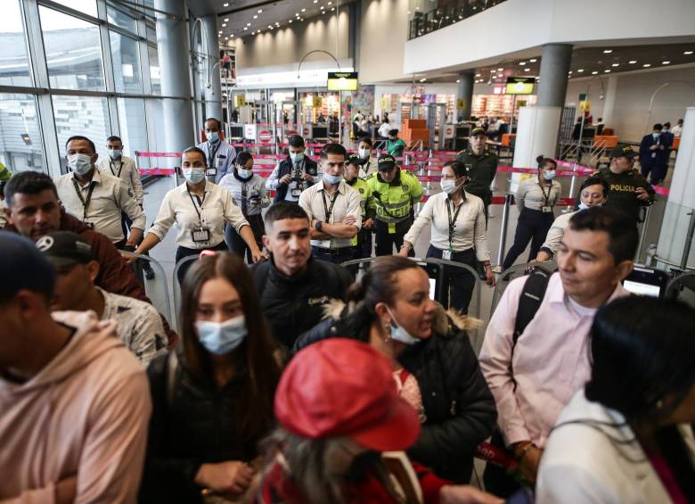Varios pasajeros se manifiestan en el Aeropuerto Internacional El Dorado, debido a la cancelación de operaciones de la aerolínea Viva Air. Foto: (Colprensa-John Paz)