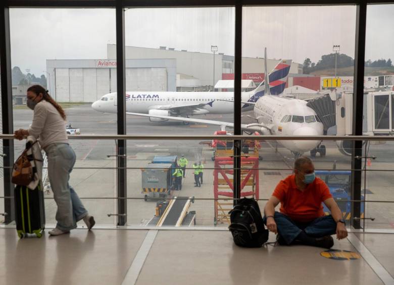 El daño en la pista provocó retrasos en decenas de vuelos a Medellín. FOTO: EDWIN BUSTAMANTE