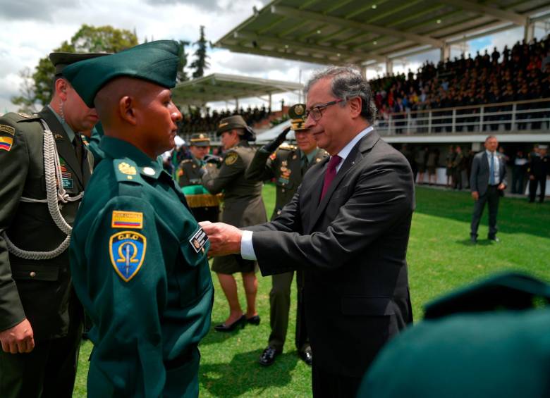 El presidente, Gustavo Petro, rindió un homenaje a los 78 policías que fueron secuestrados por la guardia campesina. FOTO Cortesía Presidencia