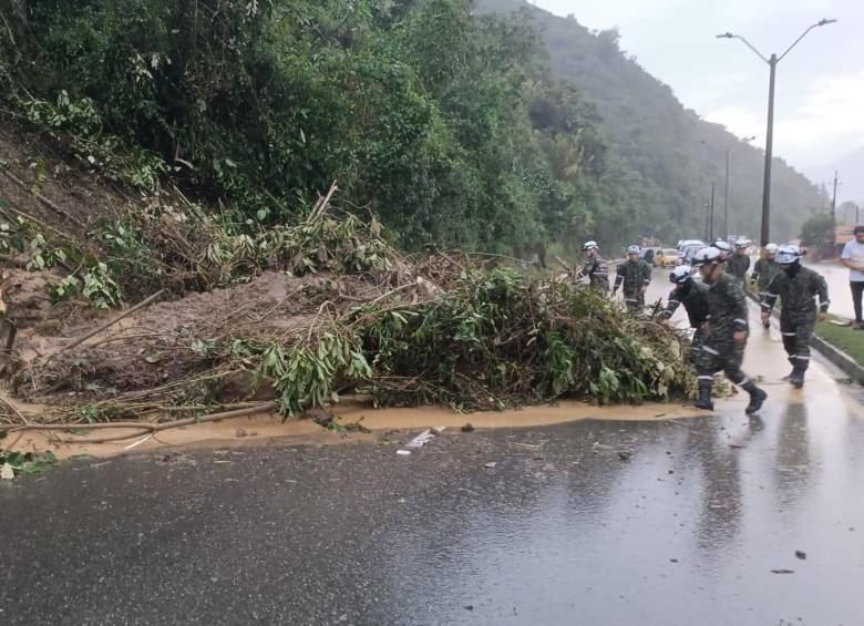 Derrumbe en la vía Medellín-El Santuario, a la altura de la casa del mueble en mimbre (km 15+000). FOTO: Cortesía