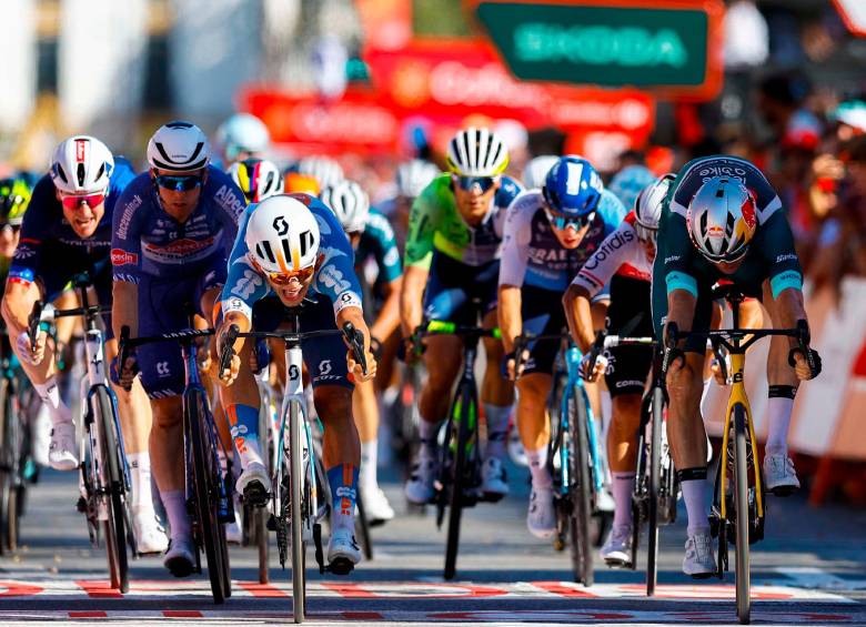 Pavel Bittner (centro), vencedor de la infernal etapa 5 de la Vuelta a España. FOTO: Tomada de X @lavuelta