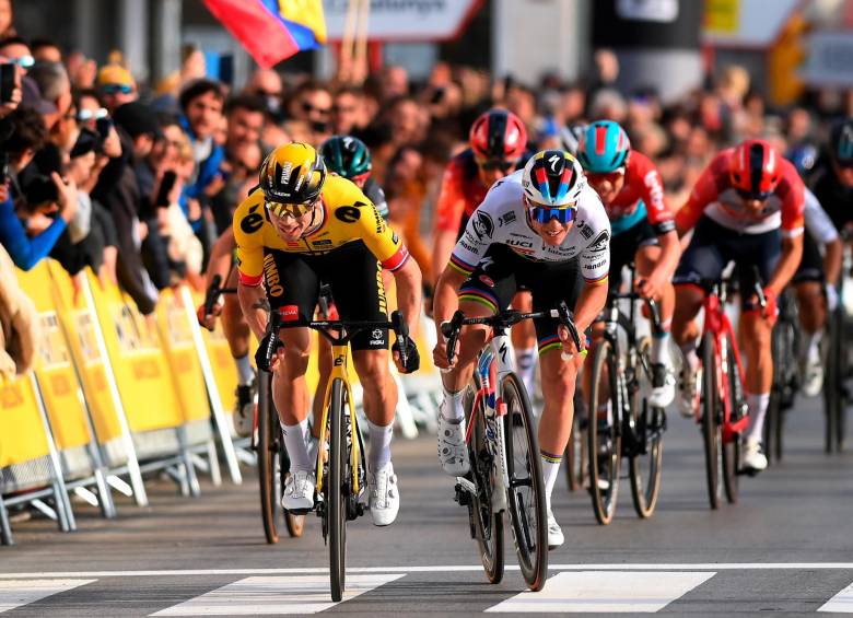 El esloveno Primoz Roglic (de amarillo), se impuso en el sprint final de la primera etapa de la Vuelta a Cataluña al neerlandés Remco Evenepoel (de blanco), que es el actual campeón del Mundial de Ciclismo. FOTO Getty
