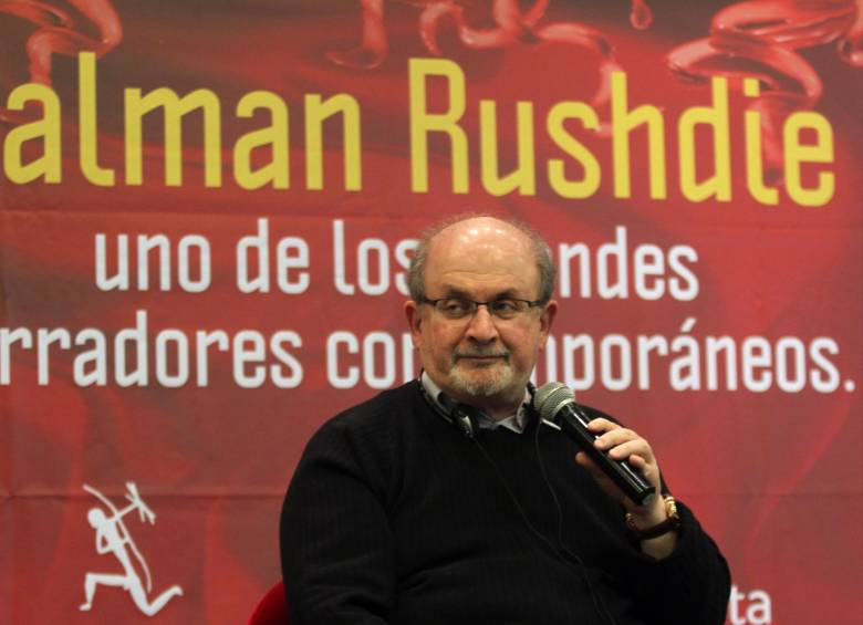 El escritor Salman Rushdie visitó a Colombia en 2015 para hablar de su novela “Dos años, ocho meses y veintiocho noches". Foto: Colprensa. 