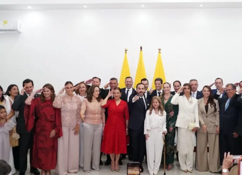Los 18 ministros del gabinete de Abelardo de la Espriella fueron posesionados en Cali. Foto: @jrestrp