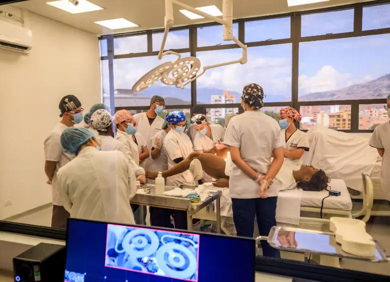 Desde un espacio de control separado por un vidrio, docentes observan y evalúan las prácticas de los estudiantes. FOTO Camilo Suárez